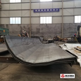 NM450耐磨板90度折弯加工,大批量配套改装厂自卸车生产,整板折弯成型平整美观,强度高,耐磨性强。