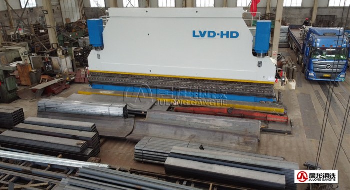 Bending of Wear-Resistant Side Panels for U-Shaped Dump Semi-Trailers U型自卸半挂车车箱耐磨板侧板折弯加工