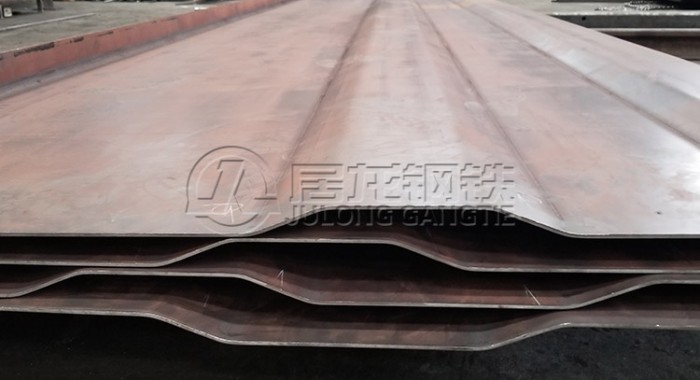 Bending of side panels for waste container bodies, made of NM300/NM400/NM450/NM500/Hardox 450 wear-resistant steel plates.