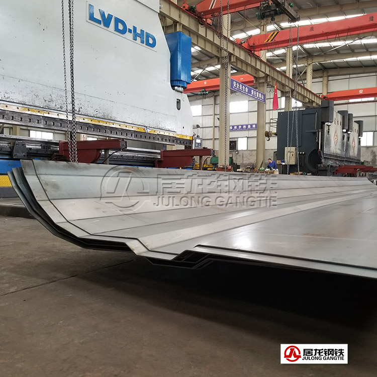 U型自卸半挂车车箱侧板整板折弯加工，材质为700高强钢或NM450耐磨钢。